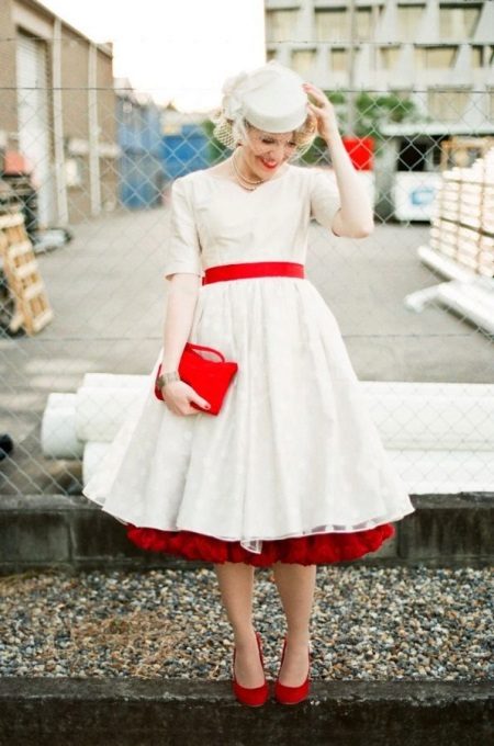 Robe de mariée à la mode avec des accessoires rouges