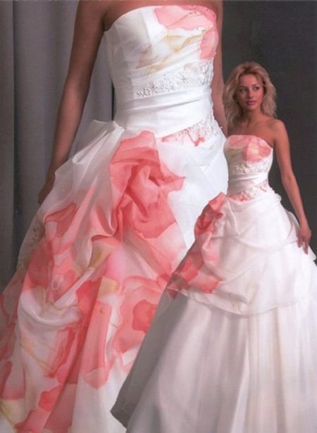 Robe de mariée avec un motif effrayant