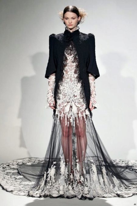 Robe de mariée effrayante avec boléro noir