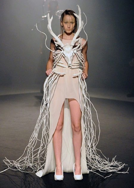 Robe de mariée avec des cornes
