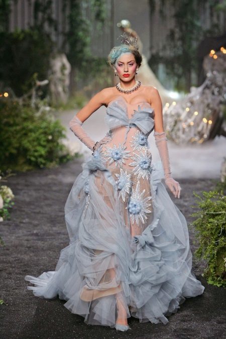 Robe de mariée effrayante avec un noeud