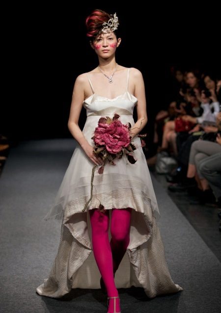 Robe de mariée effrayante avec des collants rouges