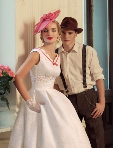 Robe de mariée de style rétro associée au costume du marié