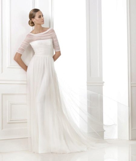 Robe de mariée fermée avec manches en tulle