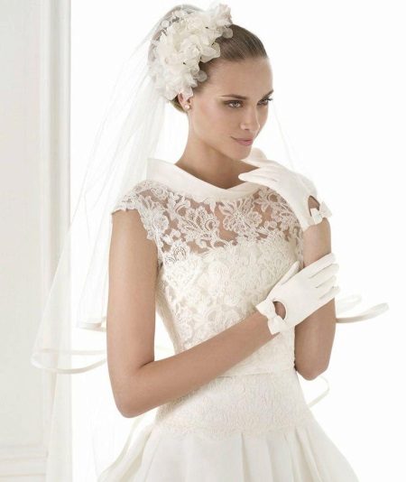Robe de mariée fermée à manches courtes