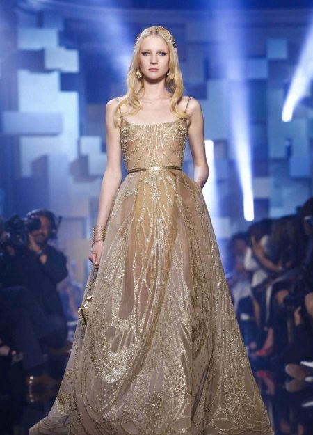 Robe moelleuse beige d'Elie Saab