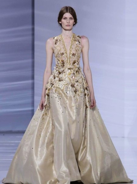 Robe beige le soir avec un décolleté profond