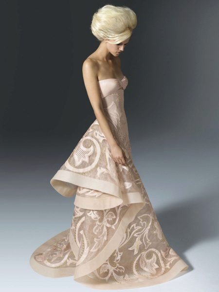 Robe de soirée beige avec dentelle