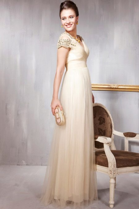 Des accessoires brillants pour une robe de soirée beige