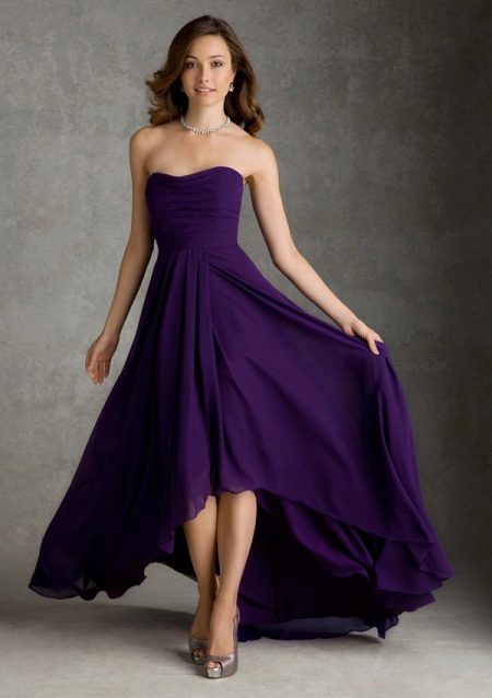 Chaussures sous une robe de soirée violette