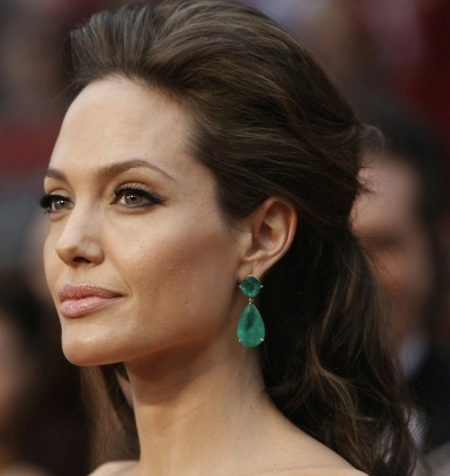 A maquiagem de Angelina Jolie para o vestido de esmeralda