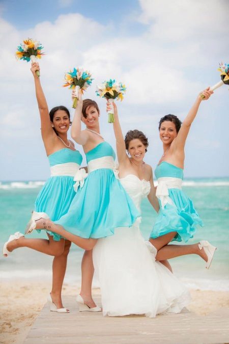 Robes de demoiselle d'honneur turquoise sur la plage