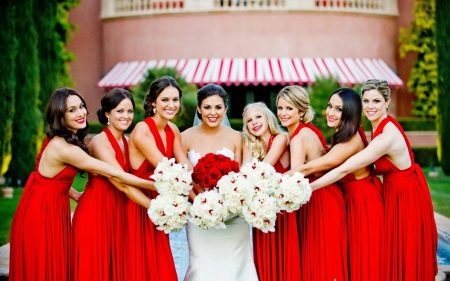 Mariée avec demoiselles d'honneur en robes rouges