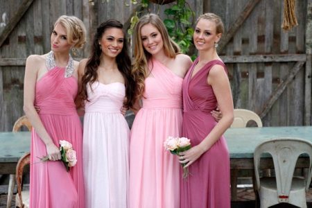 Robes de différentes nuances de rose pour demoiselles d'honneur