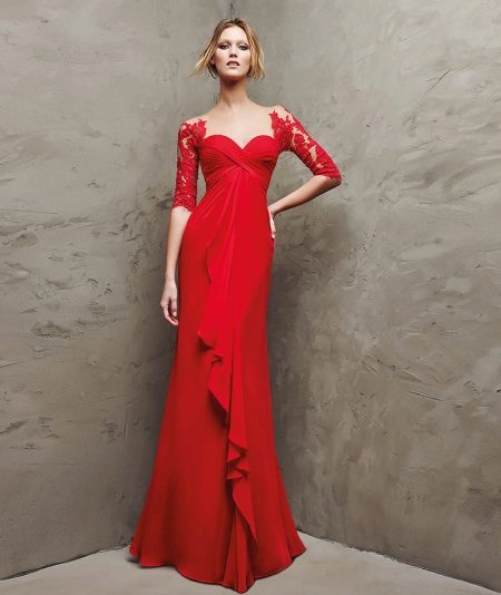 robe de soirée rouge avec guipure de Pronovias