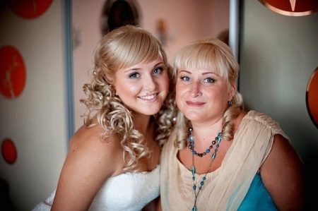 Même maman et coiffure de mariée