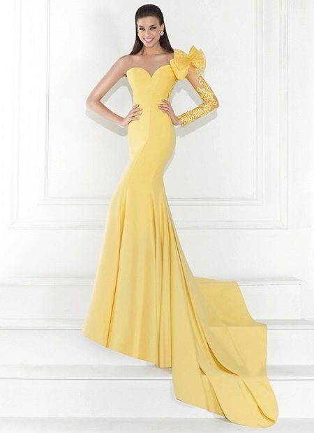 Robe de soirée avec une manche de Tarik Ediz