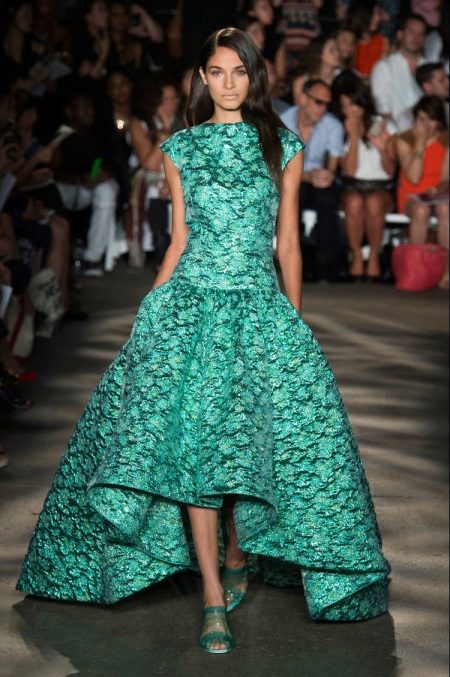 Robe d'été verte avec un motif