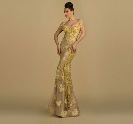 Motif jaune sur une robe de soirée beige