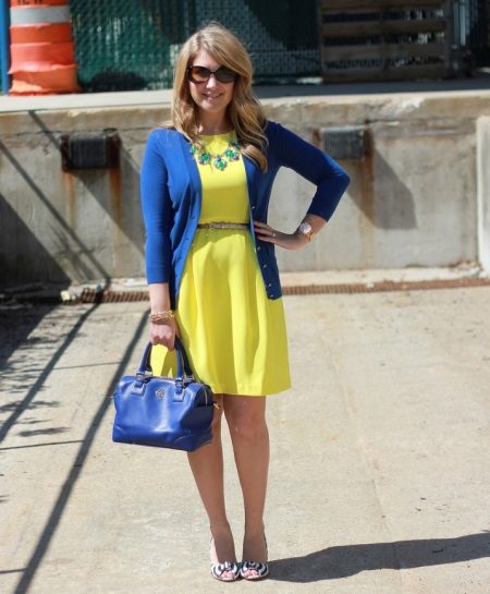 Robe jaune avec accessoires bleus
