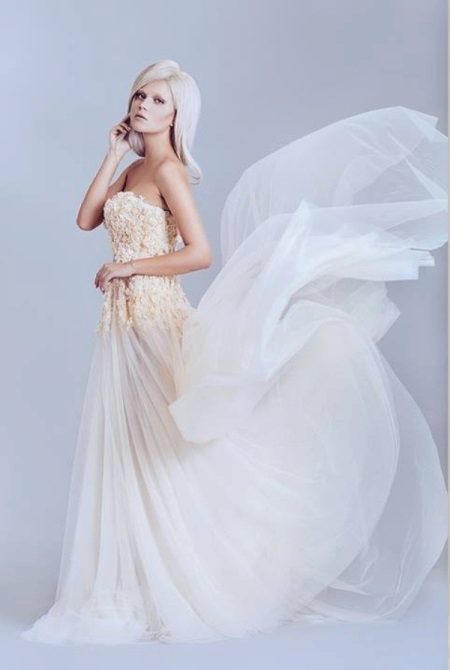 Robe de soirée blanche avec une course