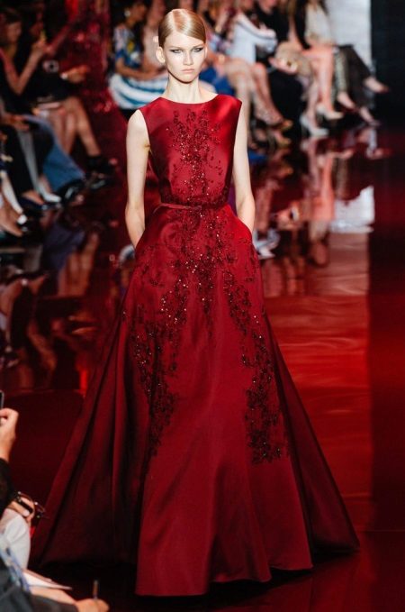 Robe de soirée en brocart bordeaux