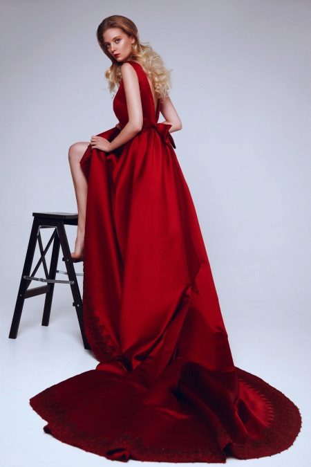 Robe de soirée bordeaux avec traine