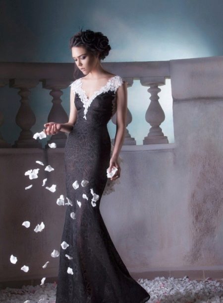 Robe noire avec dentelle blanche