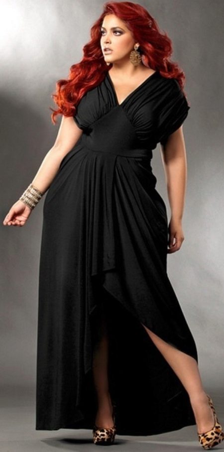 Robe de soirée noire longue avec une jupe asymétrique