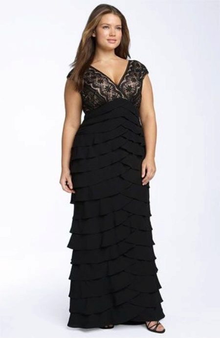 Robe de soirée pour le noir complet avec une jupe à plusieurs couches
