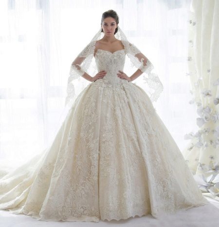 Robe de mariée très luxueuse