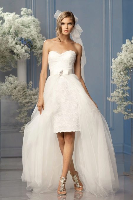 Robe de mariée courte avec un train