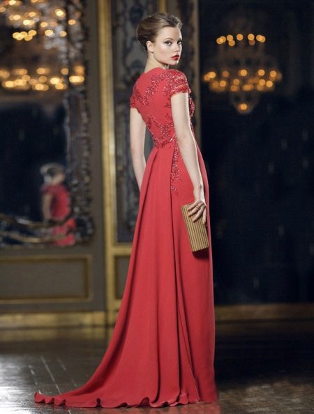 Robe de soirée rouge avec un train