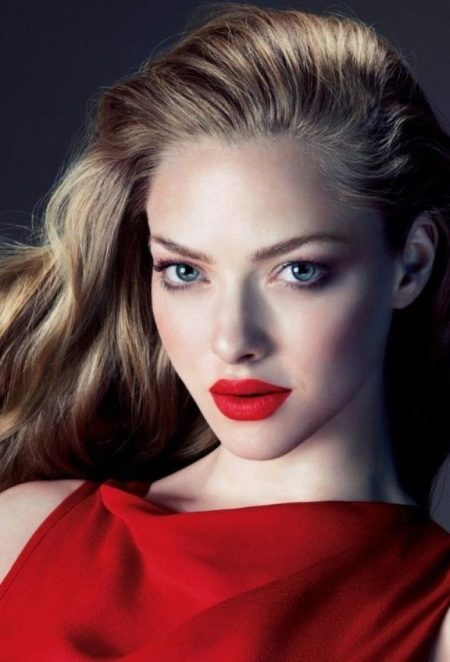 Maquillage de soirée sous une robe rouge blush