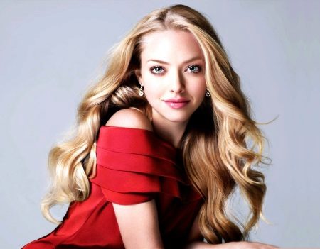 Maquillage de soirée sous la robe rouge pour la blonde