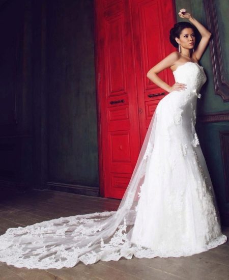 Robe de mariée avec train en dentelle
