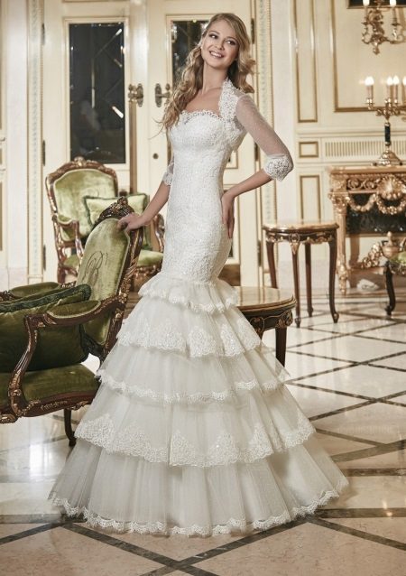 Robe en dentelle sirène avec jupe à volants