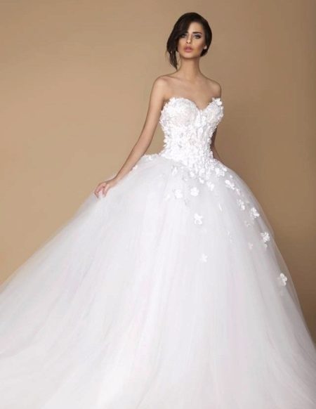 Magnifique robe de mariée avec un corset de dentelle