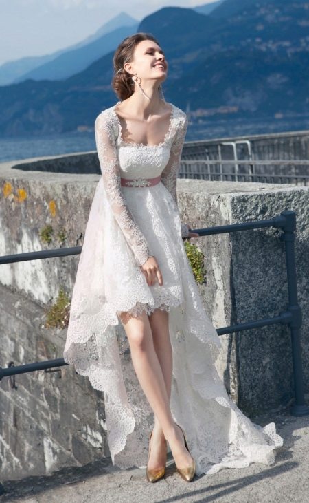 Robe de mariée en dentelle courte devant longue dos