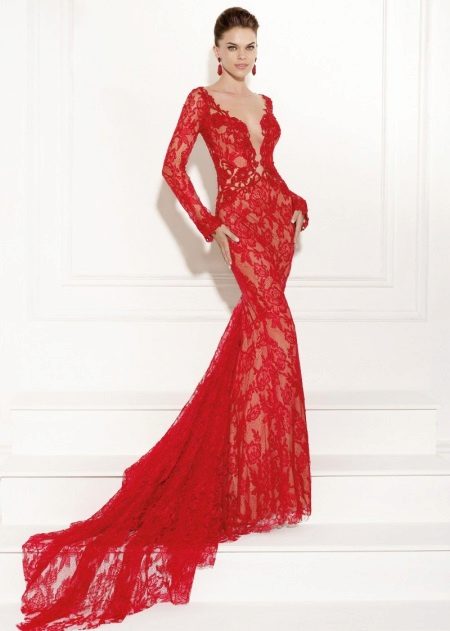 Robe de soirée en dentelle rouge avec un train