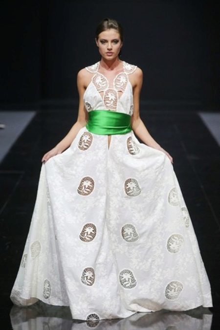 Robe de soirée en coton blanc avec empiècements en dentelle