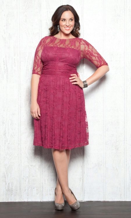 Robe courte en dentelle