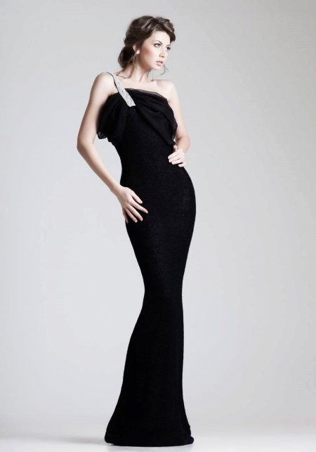 La robe de soirée noire n'est pas chère