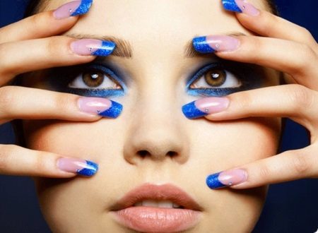 Français sous une robe de soirée bleue