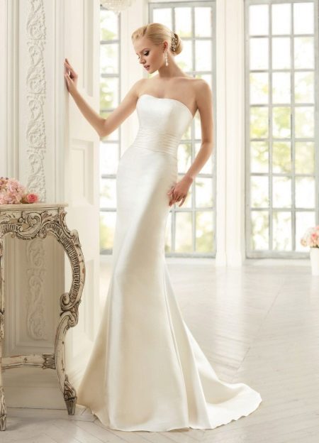 La robe de mariée en satin n'est pas magnifique