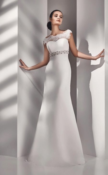 La robe de mariée avec une ceinture n'est pas magnifique