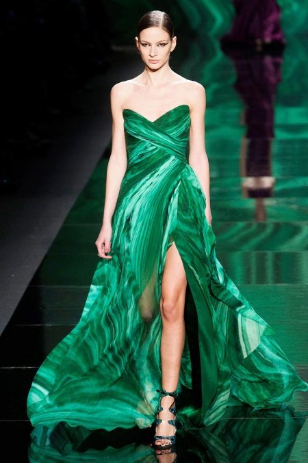 Robe verte avec une soirée fendue