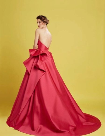 Robe courte moelleuse à dos nu