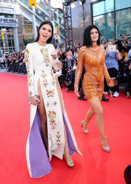 Robe de soirée Kendal Jenner avec des coupes
