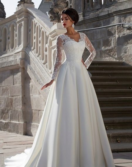 Magnifique robe de mariée avec dentelle de Crystal Design
